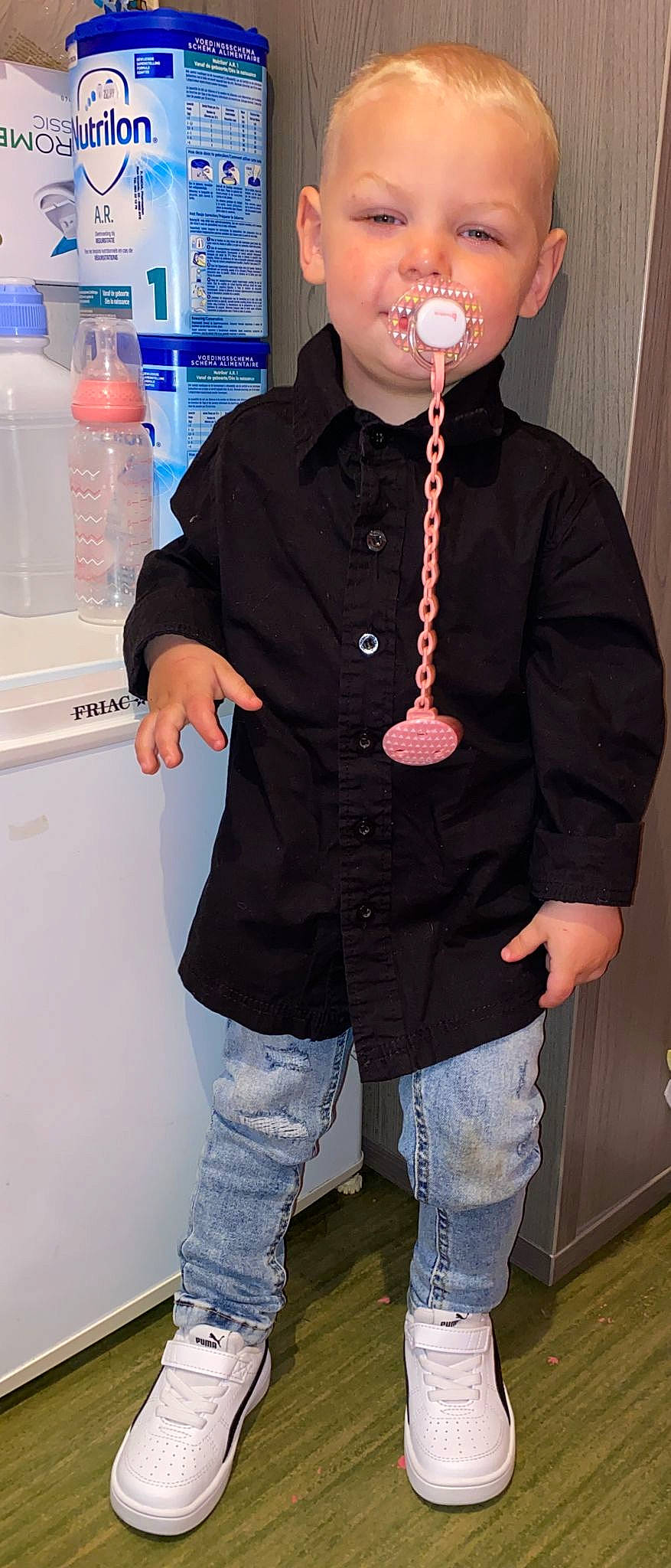 Lucciano a rejoint le concours — aidez-le/la à gagner de superbes lots ! blazer, blue, clothing, collar, cool, dress_shirt, gesture, jeans, joint, neck, organ, outerwear, person, plastic_bottle, shoulder, sleeve, sneakers, standing, sunglasses, water_bottle