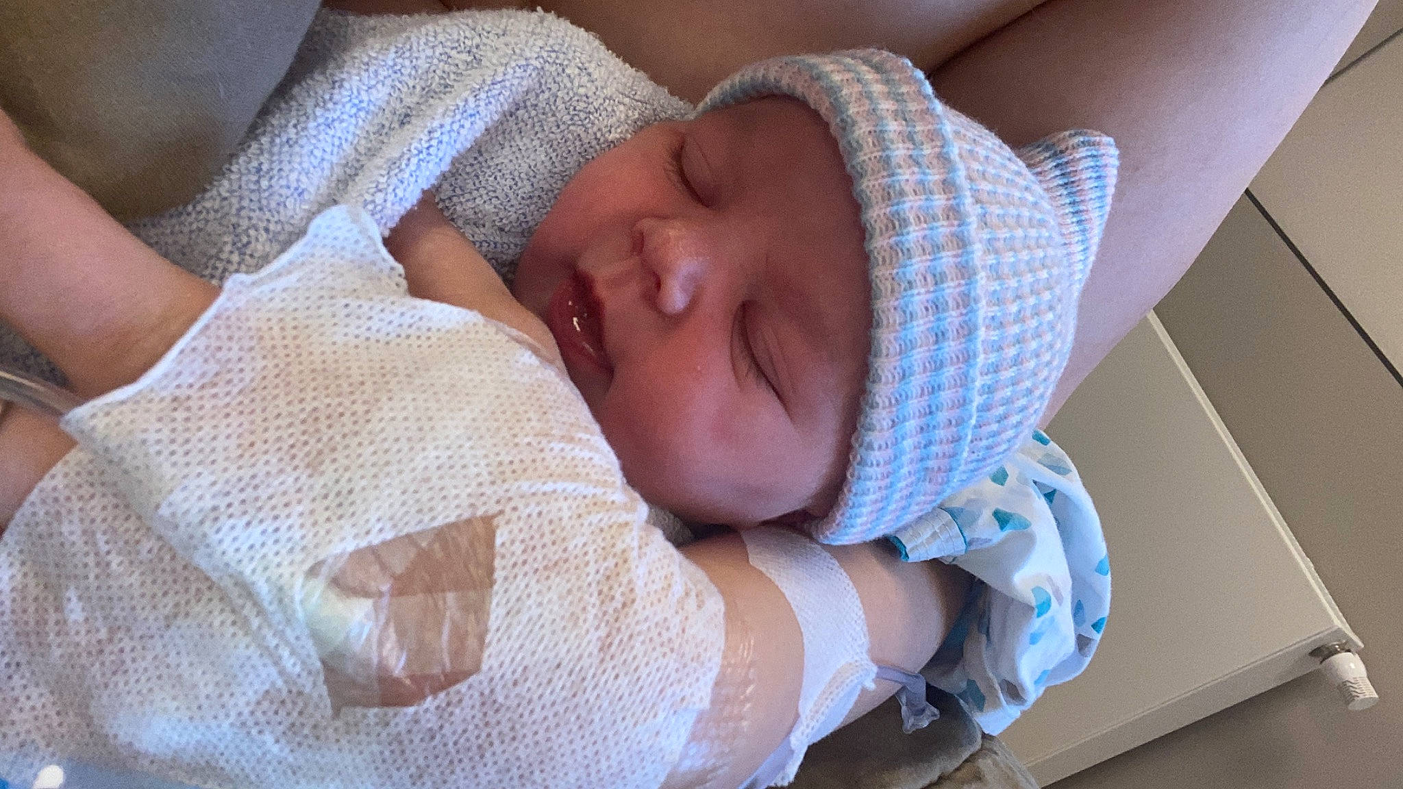 Inaya a rejoint le concours — aidez-le/la à gagner de superbes lots ! baby, baby_products, baby_sleeping, baby_toddler_clothing, bedtime, cheek, child, childbirth, comfort, elbow, happy, head, headwear, linens, nap, pattern, person, skin, sleep, sleeve