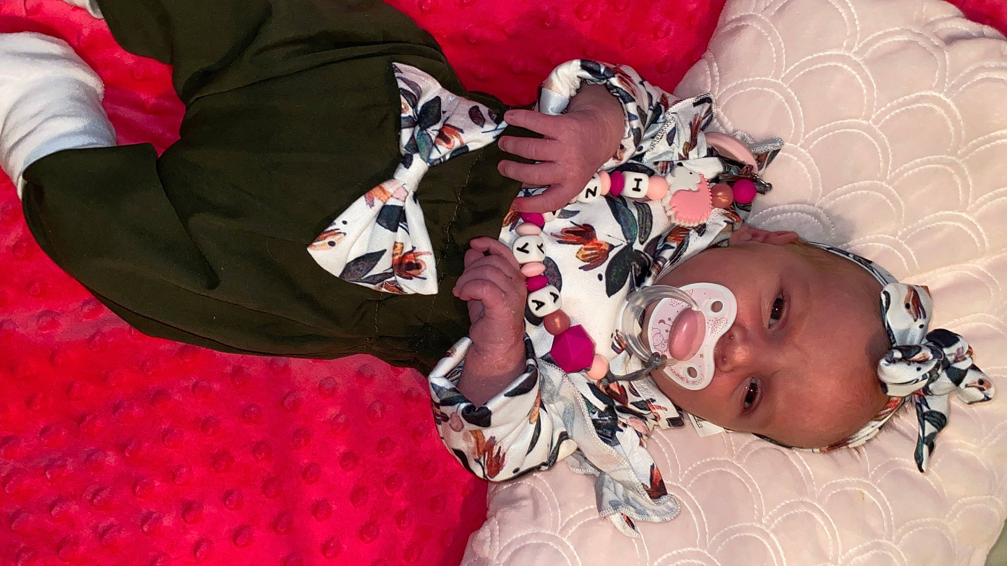 Inaya a rejoint le concours — aidez-le/la à gagner de superbes lots ! baby, baby_products, baby_toddler_clothing, carmine, child, comfort, costume, event, eyelash, fictional_character, fun, happy, linens, pattern, person, red, room, sleeve, textile, toddler