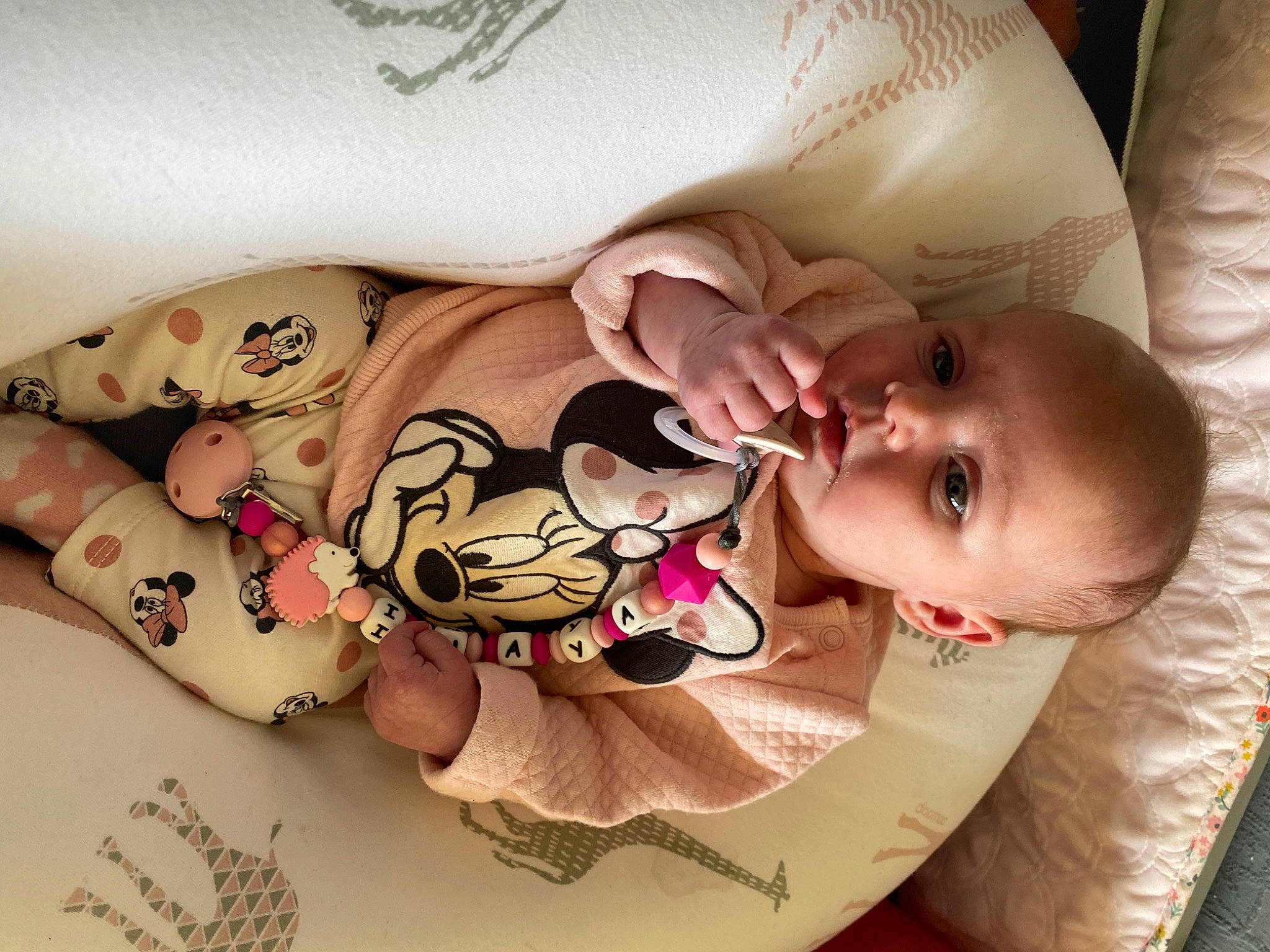 Inaya a rejoint le concours — aidez-le/la à gagner de superbes lots ! arm, baby, baby_toddler_clothing, cheek, chest, comfort, cool, eyelash, finger, hand, happy, head, headgear, human_body, mouth, neck, person, pink, skin, sleeve