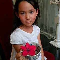 Angelina participe au concours pour gagner de l'argent avec cette photo :