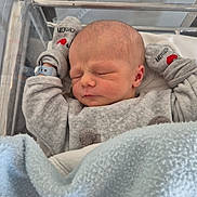 Taylor participe au concours pour gagner de l'argent avec cette photo : baby, blanket, child, clothing, cozy, cute, healthcare, hospital, hospital_bassinet, id_bracelet, indoors, infant, mittens, newborn, peaceful, person, portrait, resting, sleeping, soft