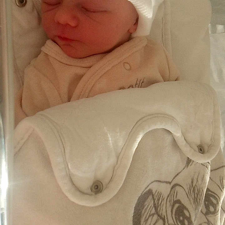 Taylor participe au concours pour gagner de l'argent avec cette photo : animal_print, baby, bassinet, bed, blanket, child, clothing, cozy, cute, hat, hospital, indoors, infant, newborn, peaceful, portrait, rest, sleeping, soft, wrapped