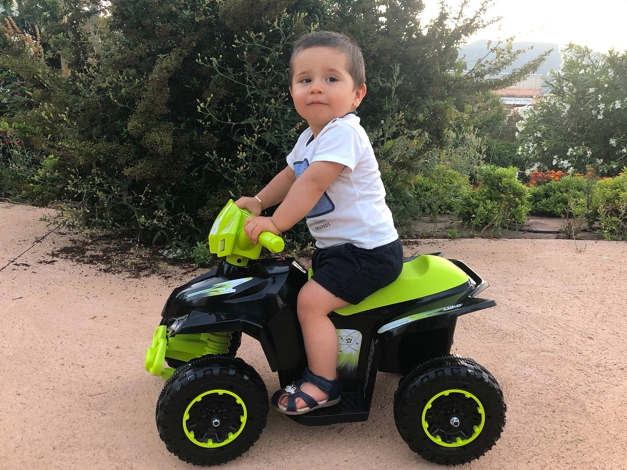 Benjamin a rejoint le concours — aidez-le/la à gagner de superbes lots ! all_terrain_vehicle, automotive_wheel_system, car, child, electric_vehicle, land_vehicle, person, play, product, riding_toy, rolling, toddler, vehicle, wheel