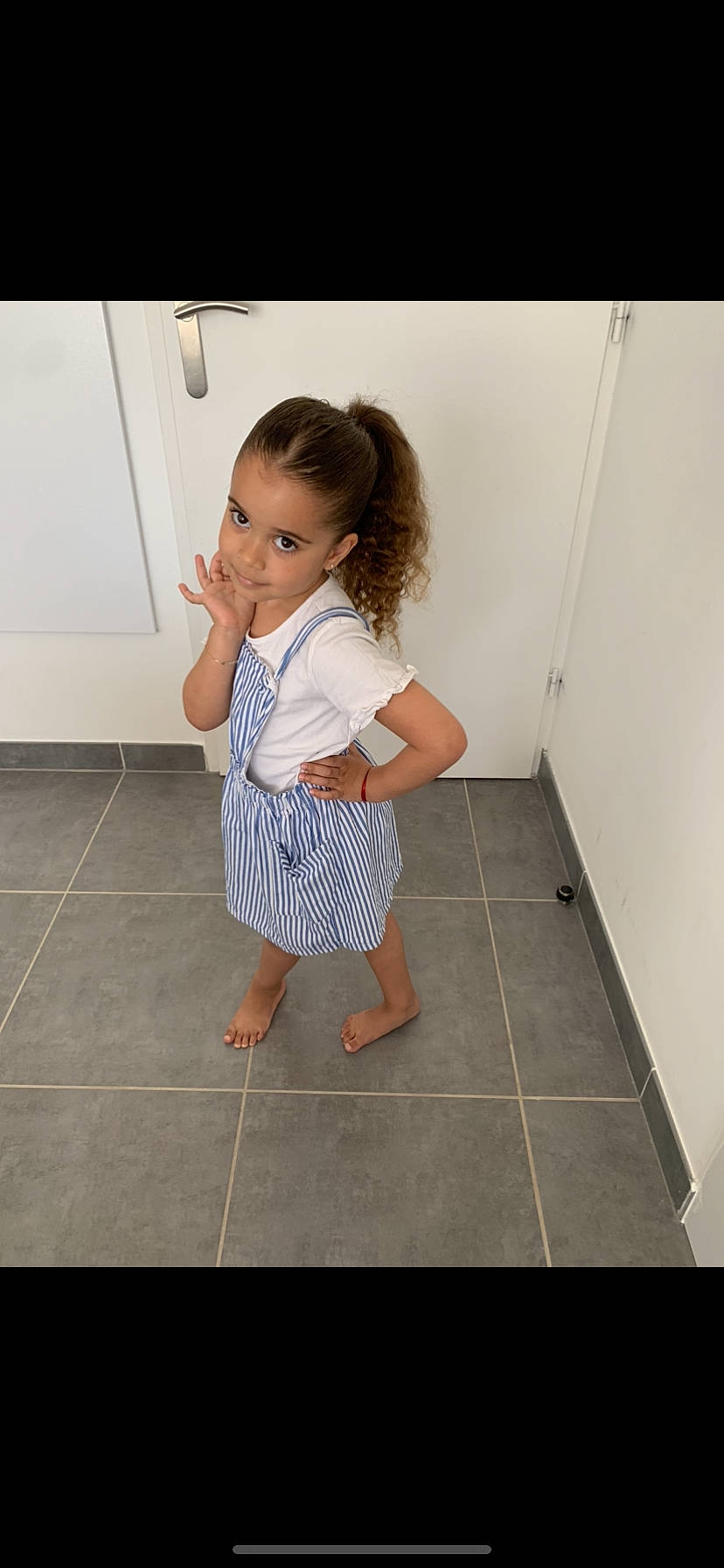 Mia a rejoint le concours — aidez-le/la à gagner de superbes lots ! baby_toddler_clothing, barefoot, child, face, fashion_design, floor, flooring, foot, fun, human_leg, joint, knee, pattern, person, rectangle, shoulder, skin, sleeve, t_shirt, toddler