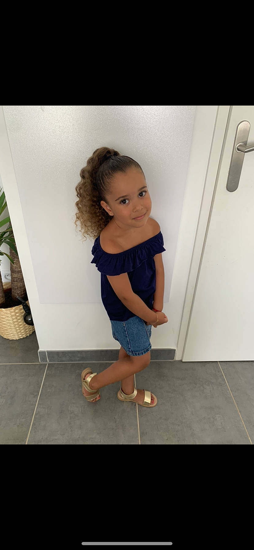 Mia participe au concours pour gagner de l'argent avec cette photo : barefoot, fashion_design, floor, flooring, flowerpot, houseplant, human_leg, joint, joy, knee, person, plant, sandal, shoulder, skin, sleeve, standing, thigh, toddler, trunk