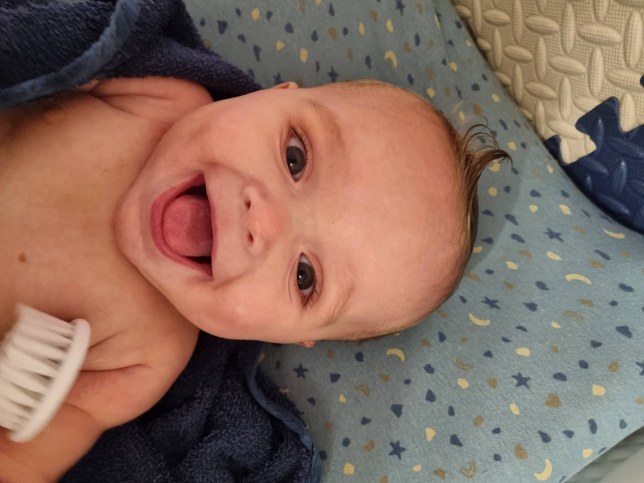 Ezra participe au concours pour gagner de l'argent avec cette photo : baby, baby_toddler_clothing, beauty, cheek, chin, eyebrow, eyelash, face, fun, gesture, happy, head, iris, lip, mouth, nose, person, product, skin, smile