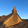 Felix participe au concours pour gagner de l'argent avec cette photo : cat, chimney, roof, building, sky, moon, sunlight, outdoor, animal, pet, daytime, clear_sky, texture, shadow, architecture, nature, quiet, peaceful, solitude, silhouette