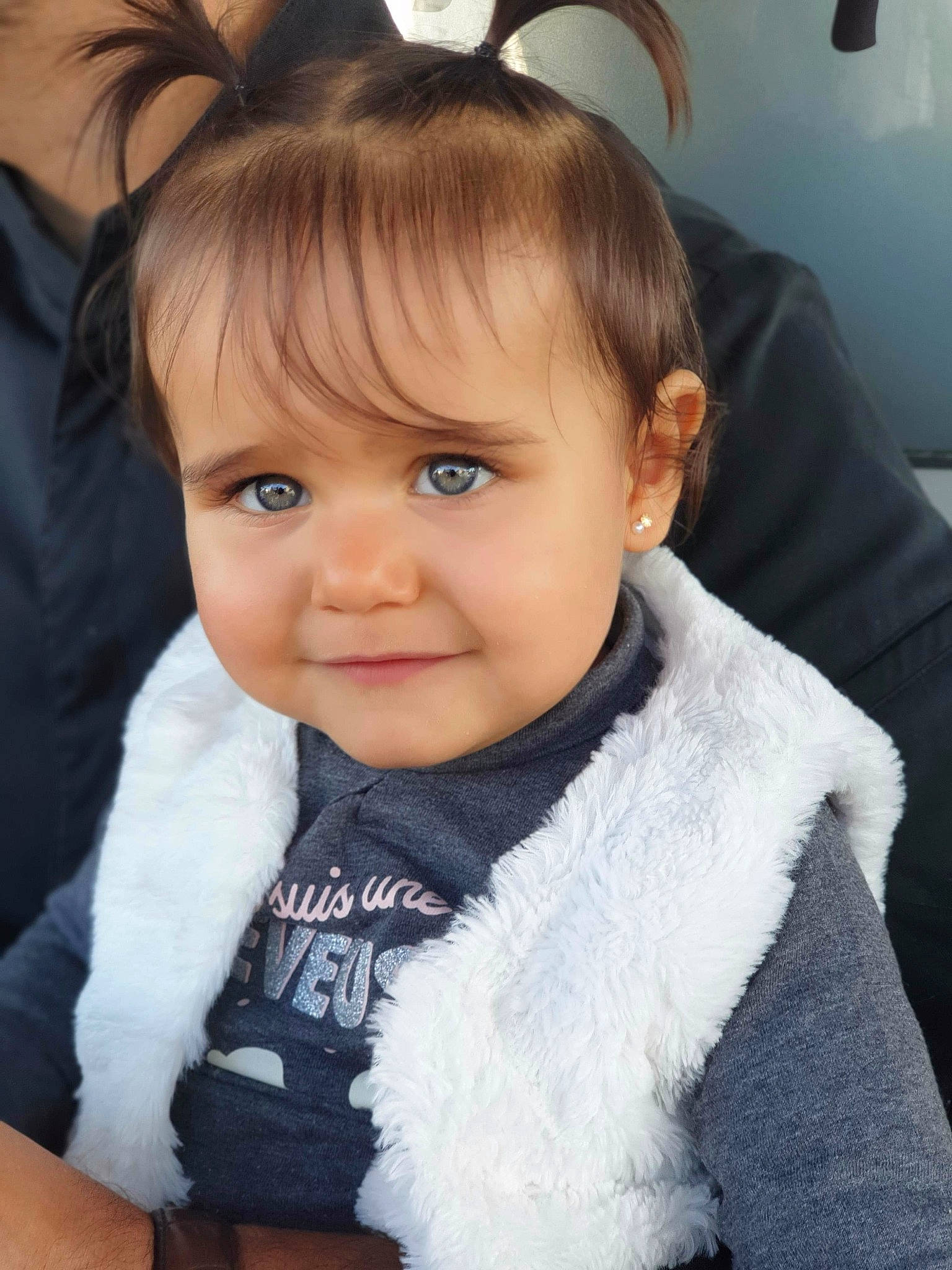 Jade a rejoint le concours — aidez-le/la à gagner de superbes lots ! baby, brown_hair, cheek, child, child_model, ear, eye, eyebrow, face, forehead, fur, hair, hairstyle, head, iris, joy, nose, outerwear, person, skin