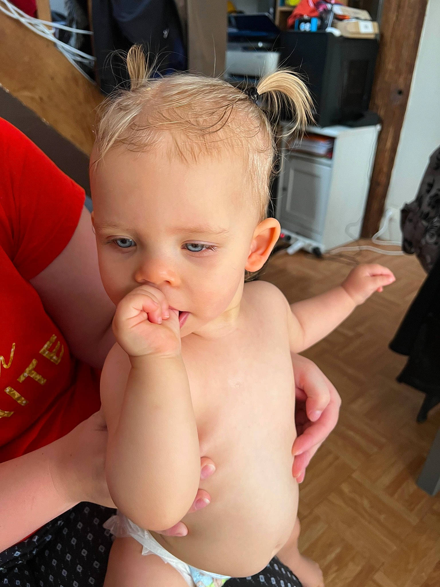 Lindsay a rejoint le concours — aidez-le/la à gagner de superbes lots ! abdomen, baby, barechested, blond, cheek, chest, child, fun, happy, human_leg, joint, lip, nail, neck, person, skin, stomach, thigh, thumb, toddler