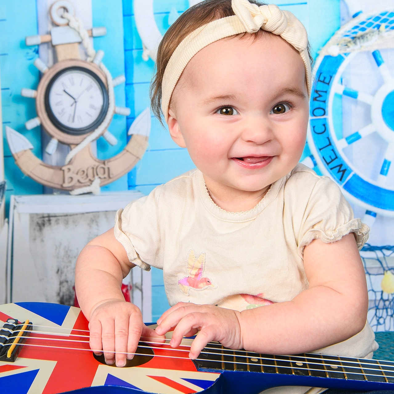 Ambre a rejoint le concours — aidez-le/la à gagner de superbes lots ! baby, bodypart, clothing, face, finger, footwear, guitar, hand, happy, head, leisureactivities, music, musicalinstrument, musician, performer, person, photography, portrait, shoe, smile