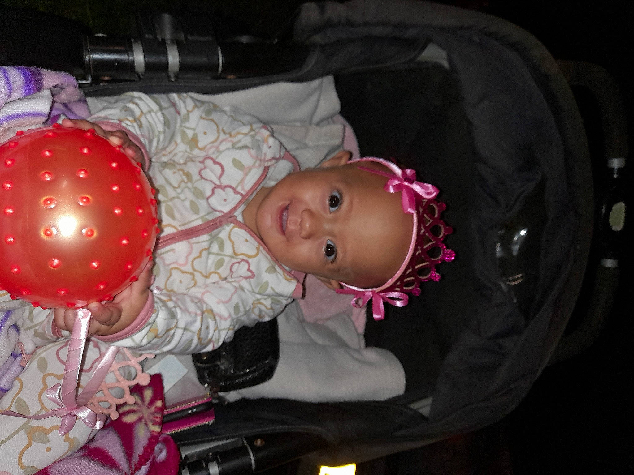 Vaimatahani participe au concours pour gagner de l'argent avec cette photo : baby, baby_products, baby_toddler_clothing, balloon, child, event, fun, hat, headgear, magenta, party, party_supply, pattern, person, pink, room, smile, toddler