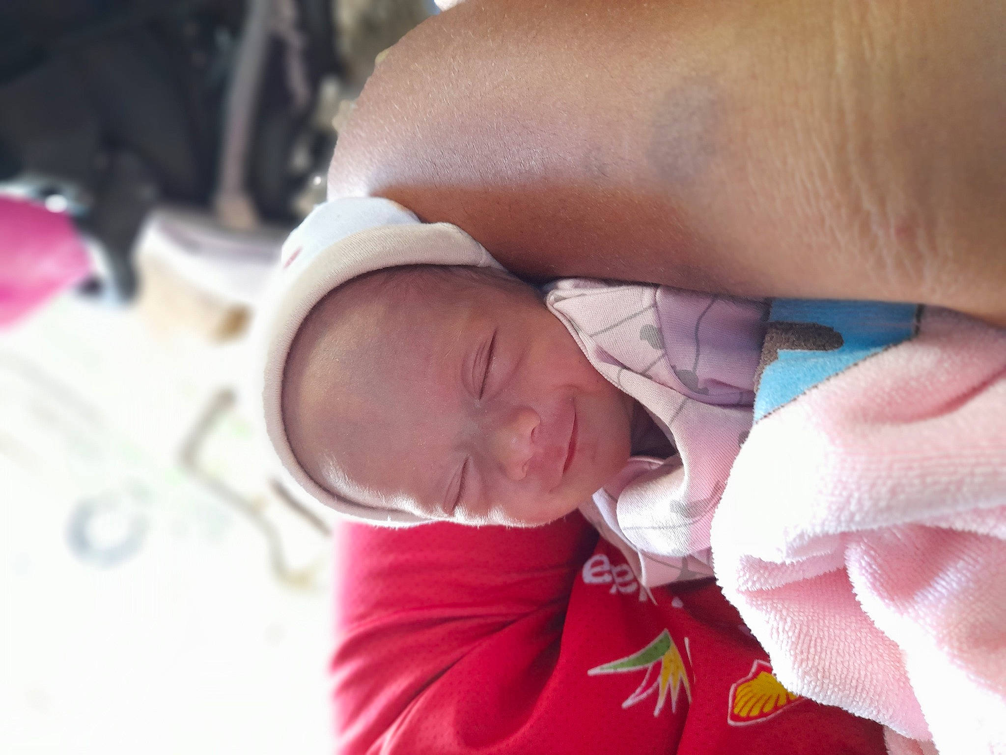 Vaimatahani a rejoint le concours — aidez-le/la à gagner de superbes lots ! abdomen, baby, baby_products, baby_sleeping, bedtime, chest, comfort, elbow, event, happy, head, linens, magenta, nose, person, pink, skin, smile, textile, thumb