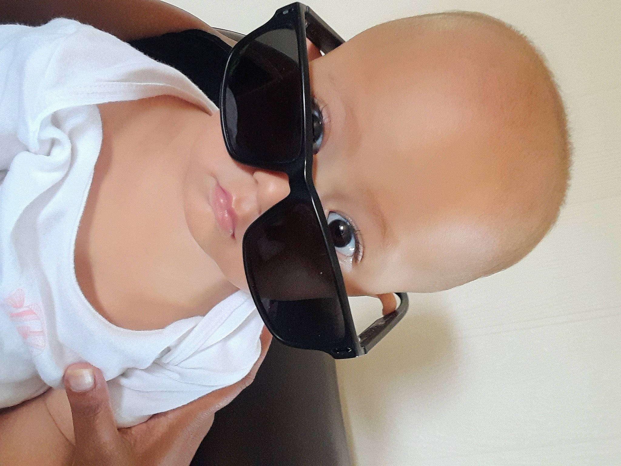 Vaimatahani participe au concours pour gagner de l'argent avec cette photo : arm, black_hair, eyelash, eyewear, finger, gesture, glasses, goggles, hand, human_body, joint, lip, mouth, muscle, nail, neck, person, shoulder, skin, sunglasses