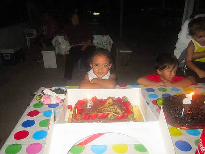 Moeterangi participe au concours pour gagner de l'argent avec cette photo : art, birthday, birthday_cake, birthday_candle, candle, chair, dessert, event, fun, joy, leisure, person, plate, play, recreation, sharing, sweetness, t_shirt, table, tableware