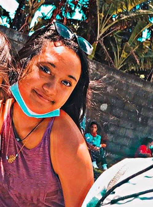 Moeterangi participe au concours pour gagner de l'argent avec cette photo : adaptation, black_hair, blurred, child, cool, electric_blue, event, eyewear, fashion_accessory, fun, green, happy, jewellery, joy, leisure, necklace, people_in_nature, person, plant, smile