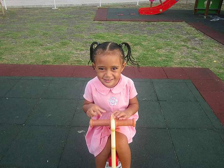 Moeterangi participe au concours pour gagner de l'argent avec cette photo : baby_toddler_clothing, child, event, eye, face, flooring, fun, grass, happy, joy, leisure, magenta, outdoor_furniture, people, person, pink, public_space, recreation, sitting, smile