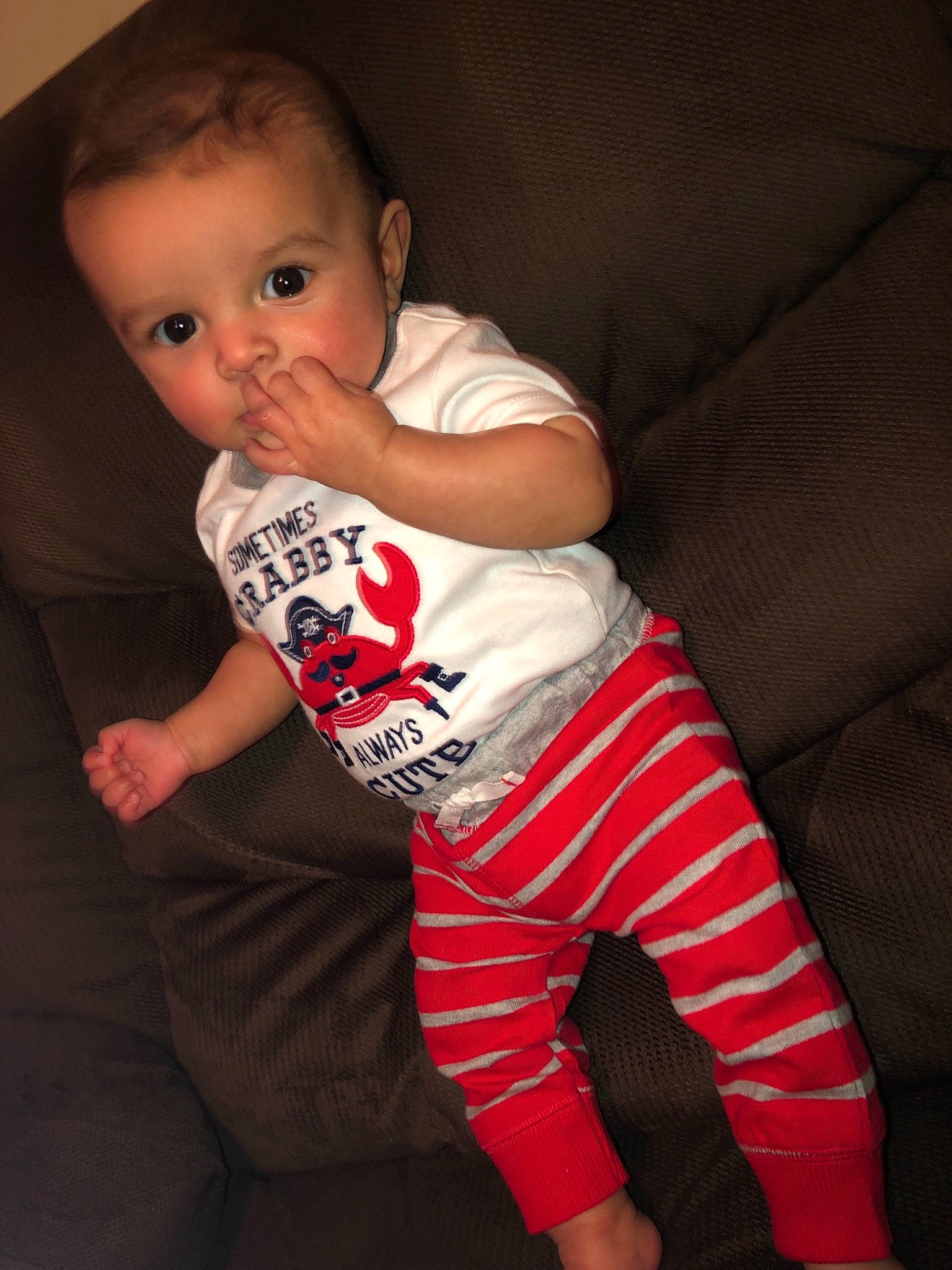 Cèsar is registered to the contest to win money with this photo: arm, baby, baby_toddler_clothing, cheek, child, cool, leg, pajamas, person, sitting, skin, sleeve, t_shirt, toddler