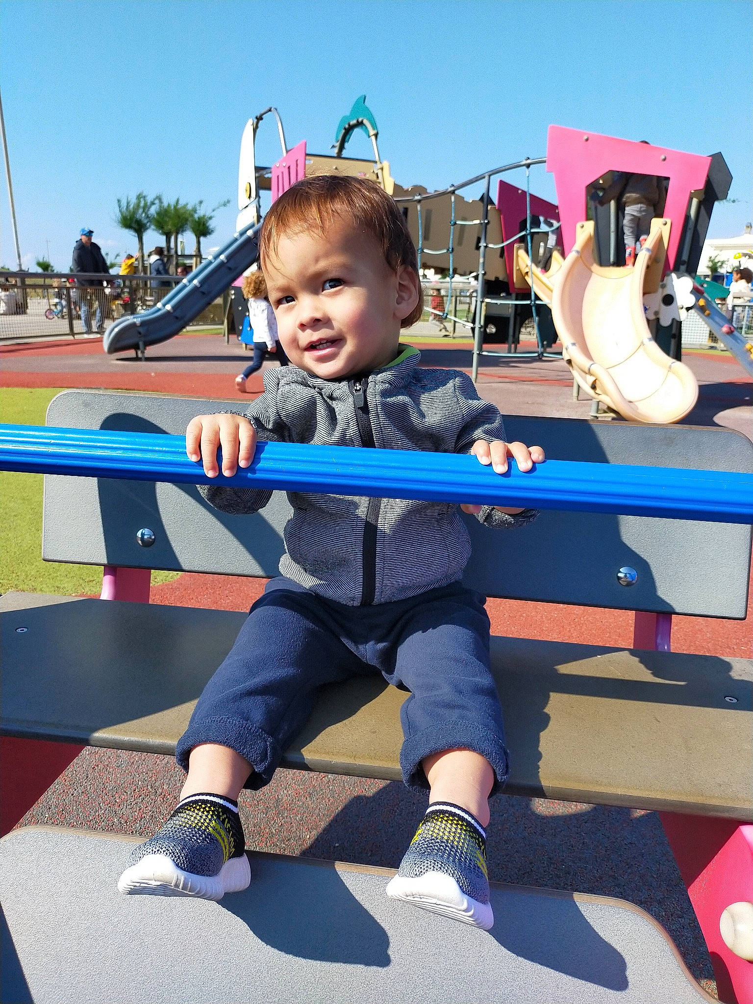 Kyle a rejoint le concours — aidez-le/la à gagner de superbes lots ! beauty, child, city, electric_blue, fun, happy, knee, leisure, person, recreation, shoe, shorts, sky, sleeve, smile, sneakers, t_shirt, thigh, toddler, travel