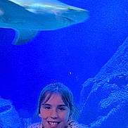 Victor a rejoint le concours — aidez-le/la à gagner de superbes lots ! child, smile, girl, aquarium, shark, water, underwater, rocks, blue, animal, marine_life, portrait, jacket, face, young, happy, nature, sea_creature, leisure, indoor