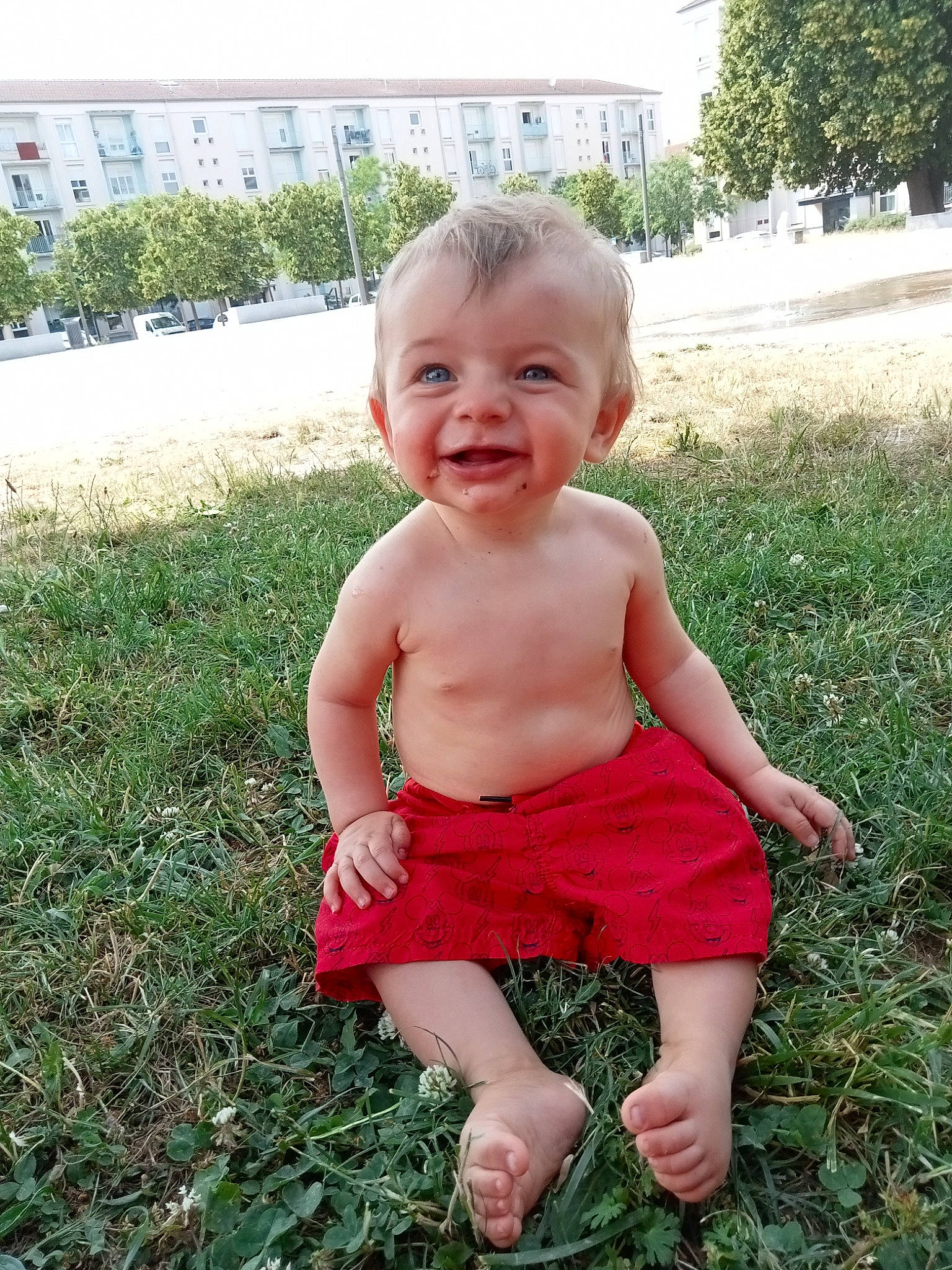 Isaac participe au concours pour gagner de l'argent avec cette photo : baby, baby_laughing, baby_toddler_clothing, building, cheek, child, eye, fun, garden, grass, happy, joy, lawn, people_in_nature, person, plant, sitting, skin, smile, toddler