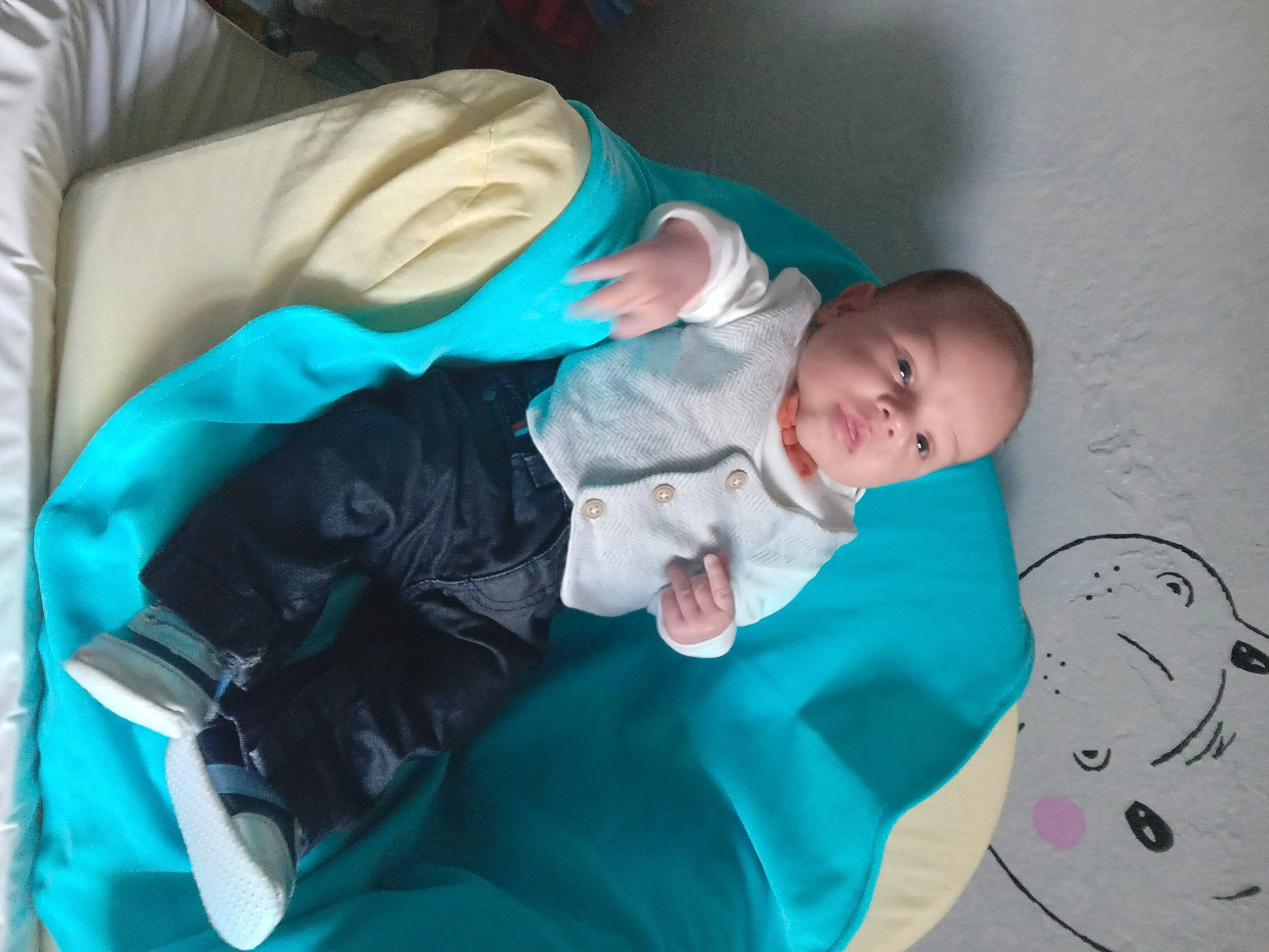 Bastien participe au concours pour gagner de l'argent avec cette photo : baby, baby_products, baby_toddler_clothing, bedtime, child, comfort, linens, mammal, nap, people, person, room, sitting, sleep, toddler