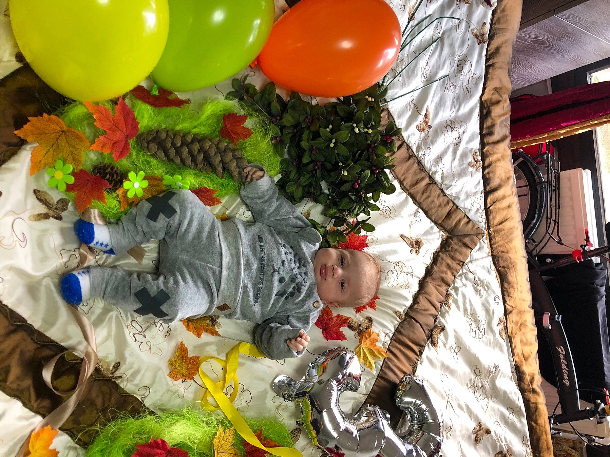 Alex participe au concours pour gagner de l'argent avec cette photo : arch, art, balloon, event, festival, fun, happy, leisure, orange, organism, party, party_supply, person, public_event, recreation, room, textile, toy, tree, visual_arts