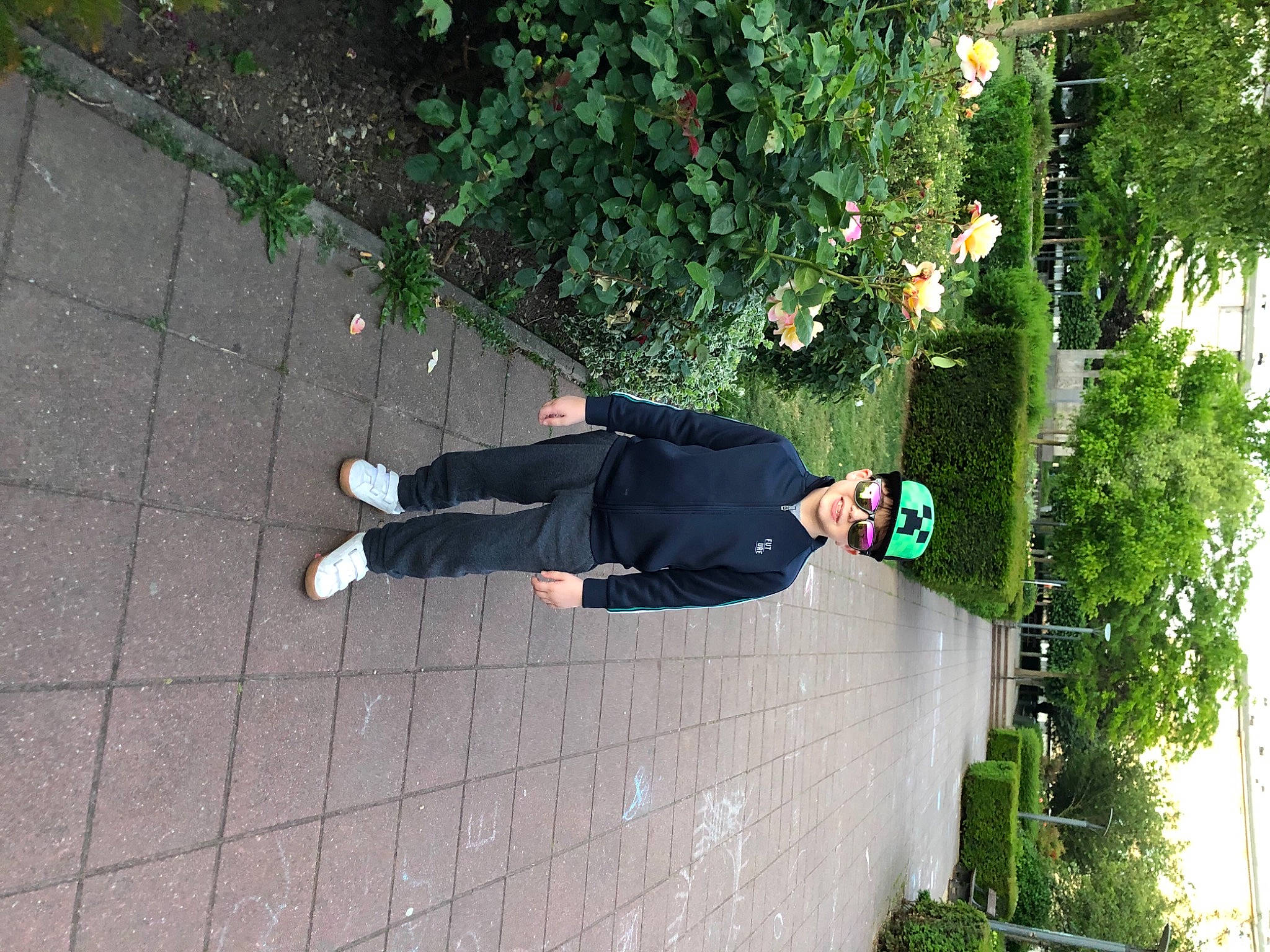 Georges participe au concours pour gagner de l'argent avec cette photo : asphalt, cobblestone, flooring, grass, headwear, leisure, pedestrian, people_in_nature, person, plant, recreation, road_surface, shadow, shoe, sidewalk, street, street_fashion, suit, tree, walking_shoe