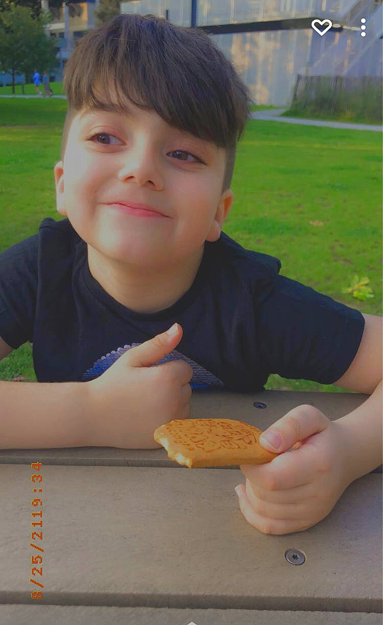 Georges a rejoint le concours — aidez-le/la à gagner de superbes lots ! child, cuisine, finger, food, fun, gesture, grass, hand, happy, joy, leaf, leisure, mammal, person, play, recreation, sitting, smile, thumb, toddler