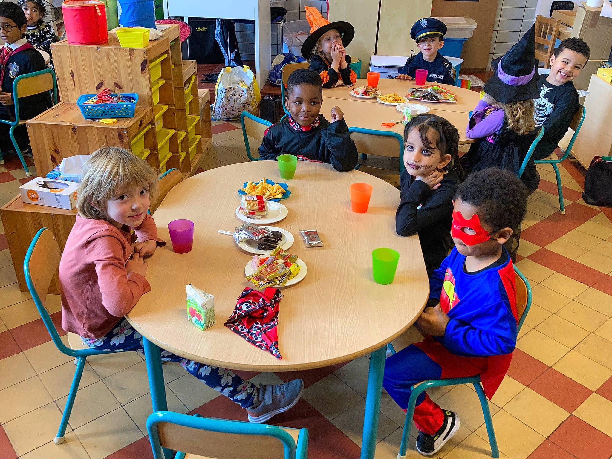 Gabriël participe au concours pour gagner de l'argent avec cette photo : academic_institution, adaptation, chair, child, class, desk, event, face, fun, furniture, head, headwear, joy, kindergarten, leisure, outdoor_furniture, outdoor_table, person, recreation, sharing