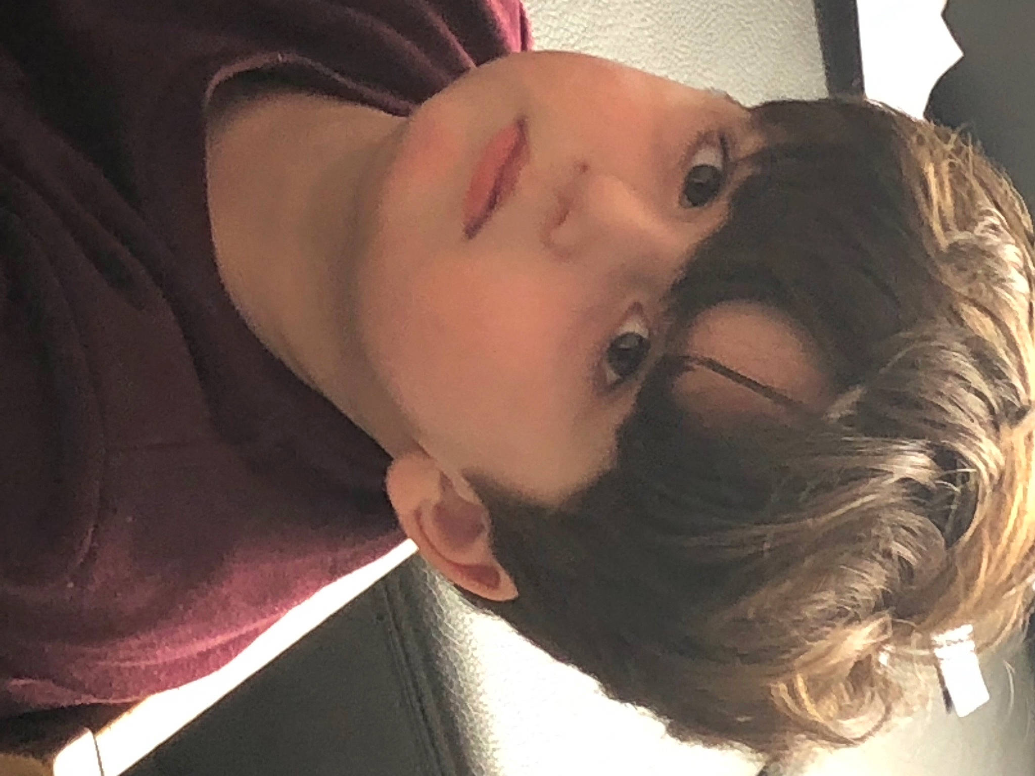 Gabriël participe au concours pour gagner de l'argent avec cette photo : audio_equipment, black_hair, comfort, ear, eyelash, eyewear, forehead, happy, jaw, lip, long_hair, mouth, neck, nose, person, shoulder, skin, smile, sunglasses, toddler