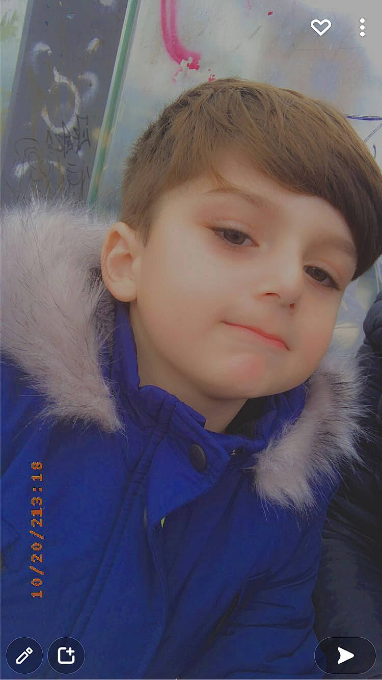 Gabriël a rejoint le concours — aidez-le/la à gagner de superbes lots ! bangs, cheek, child, chin, electric_blue, eyebrow, eyelash, fashion_accessory, fun, fur, fur_clothing, hair_coloring, happy, iris, neck, nose, person, portrait, portrait_photography, street_fashion