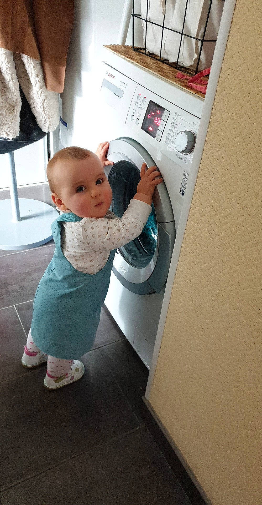 Ambre a rejoint le concours — aidez-le/la à gagner de superbes lots ! baby, baby_toddler_clothing, child, clothes_dryer, comfort, flooring, fun, gas, home_appliance, kitchen_appliance, laundry_room, machine, major_appliance, person, refrigerator, room, sandal, sock, t_shirt, toddler