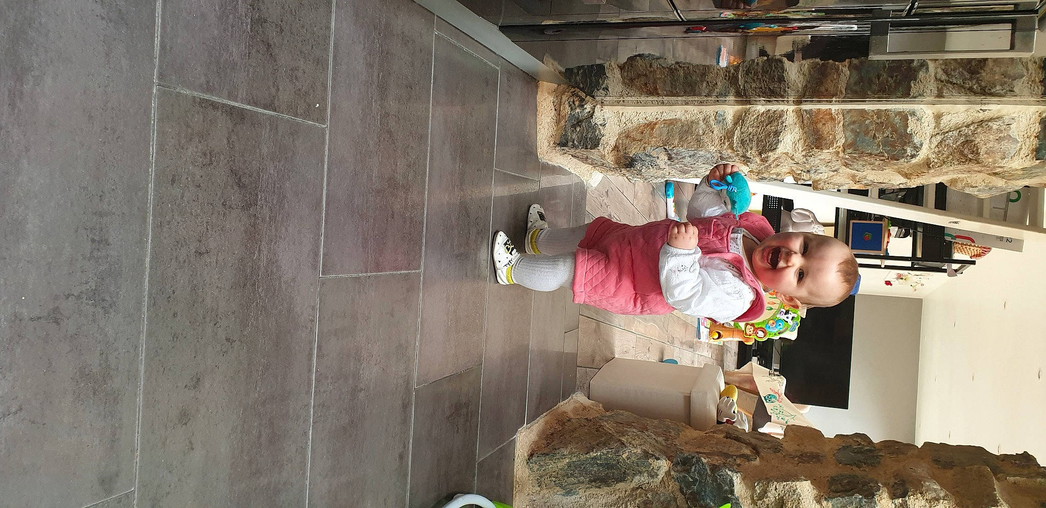 Ambre participe au concours pour gagner de l'argent avec cette photo : baby, building, ceiling, child, concrete, fun, house, joy, leisure, person, plant, plaster, room, t_shirt, toddler, tree, wood