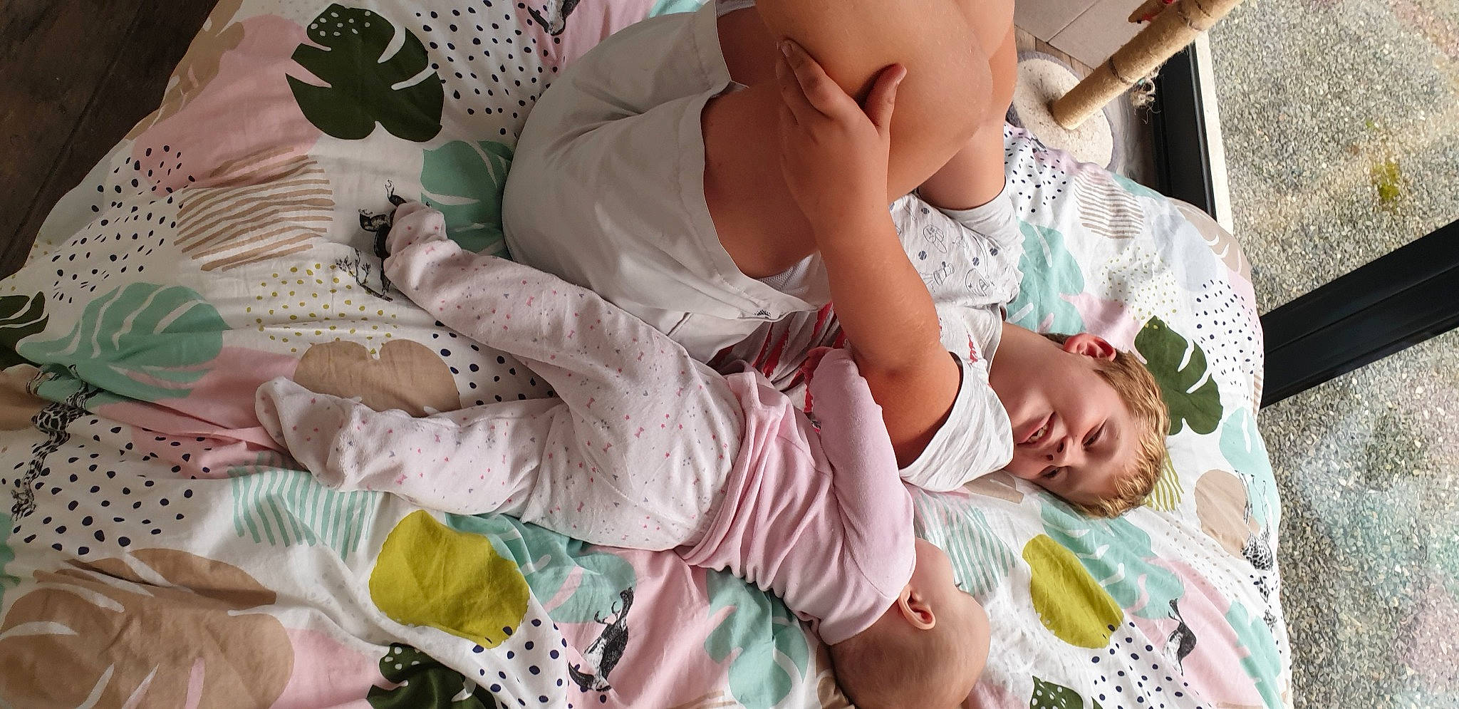 Riwan participe au concours pour gagner de l'argent avec cette photo : abdomen, black_hair, child, comfort, event, fun, happy, human, human_body, human_leg, joy, knee, leg, leisure, linens, pattern, person, shorts, skin, textile