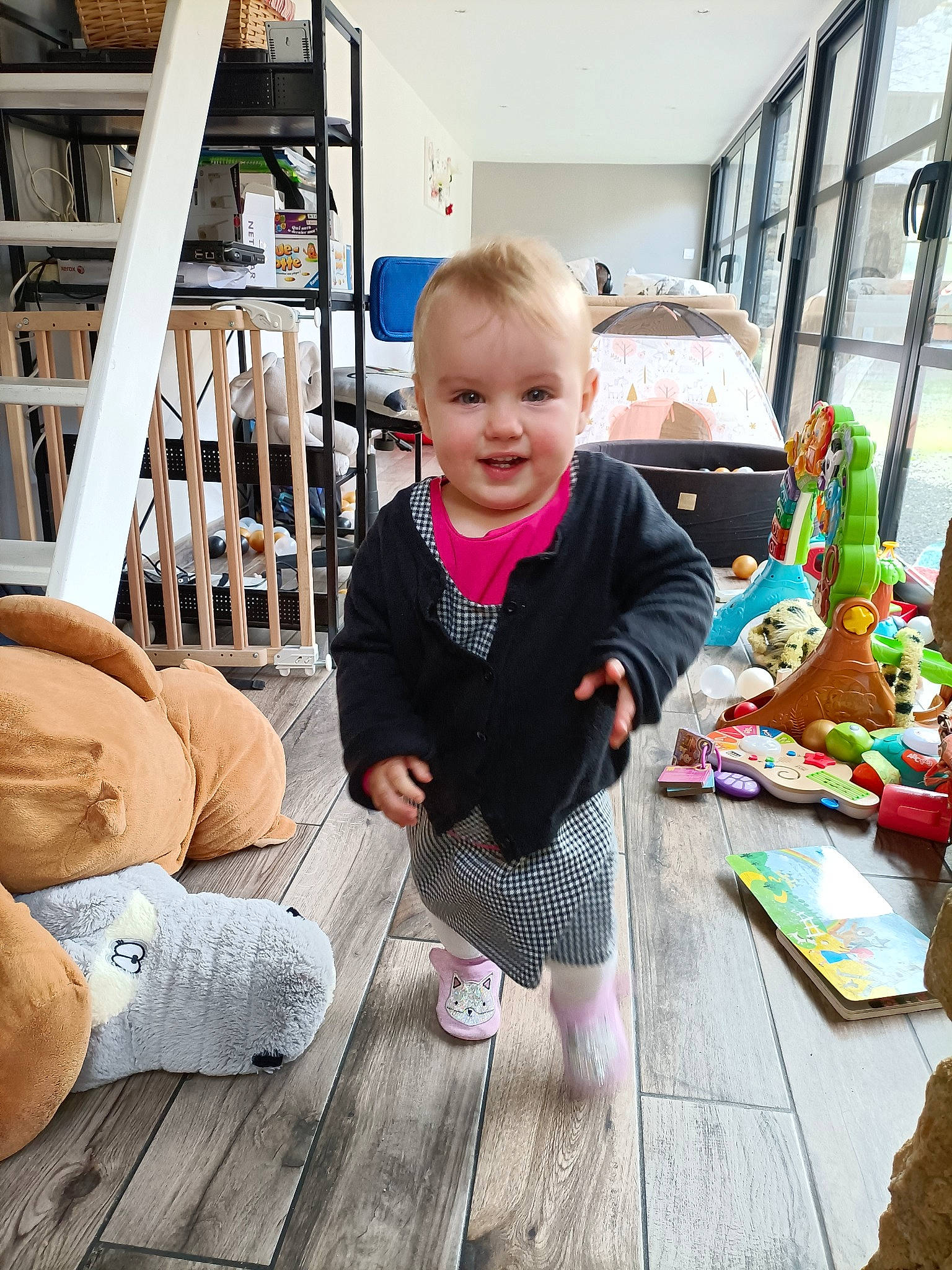 Ambre a rejoint le concours — aidez-le/la à gagner de superbes lots ! baby, baby_toddler_clothing, child, deck, floor, flooring, fun, happy, hardwood, home, leisure, person, porch, room, sitting, smile, t_shirt, toddler, vacation, wood
