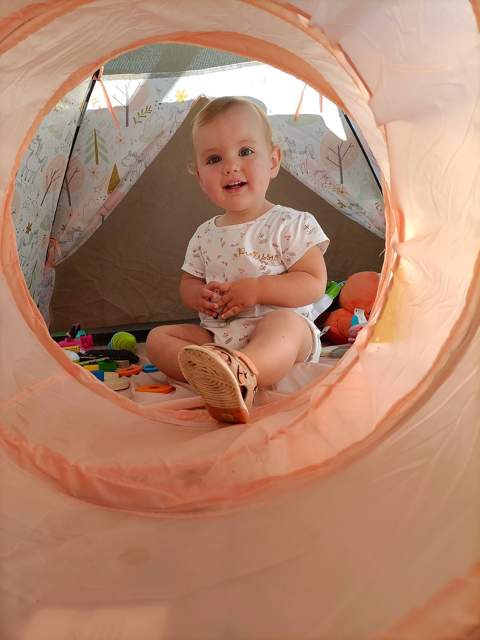 Ambre a rejoint le concours — aidez-le/la à gagner de superbes lots ! baby, baby_toddler_clothing, child, circle, comfort, fun, human_body, joy, leisure, peach, person, pink, play, recreation, shorts, sitting, smile, tent, toddler, vacation