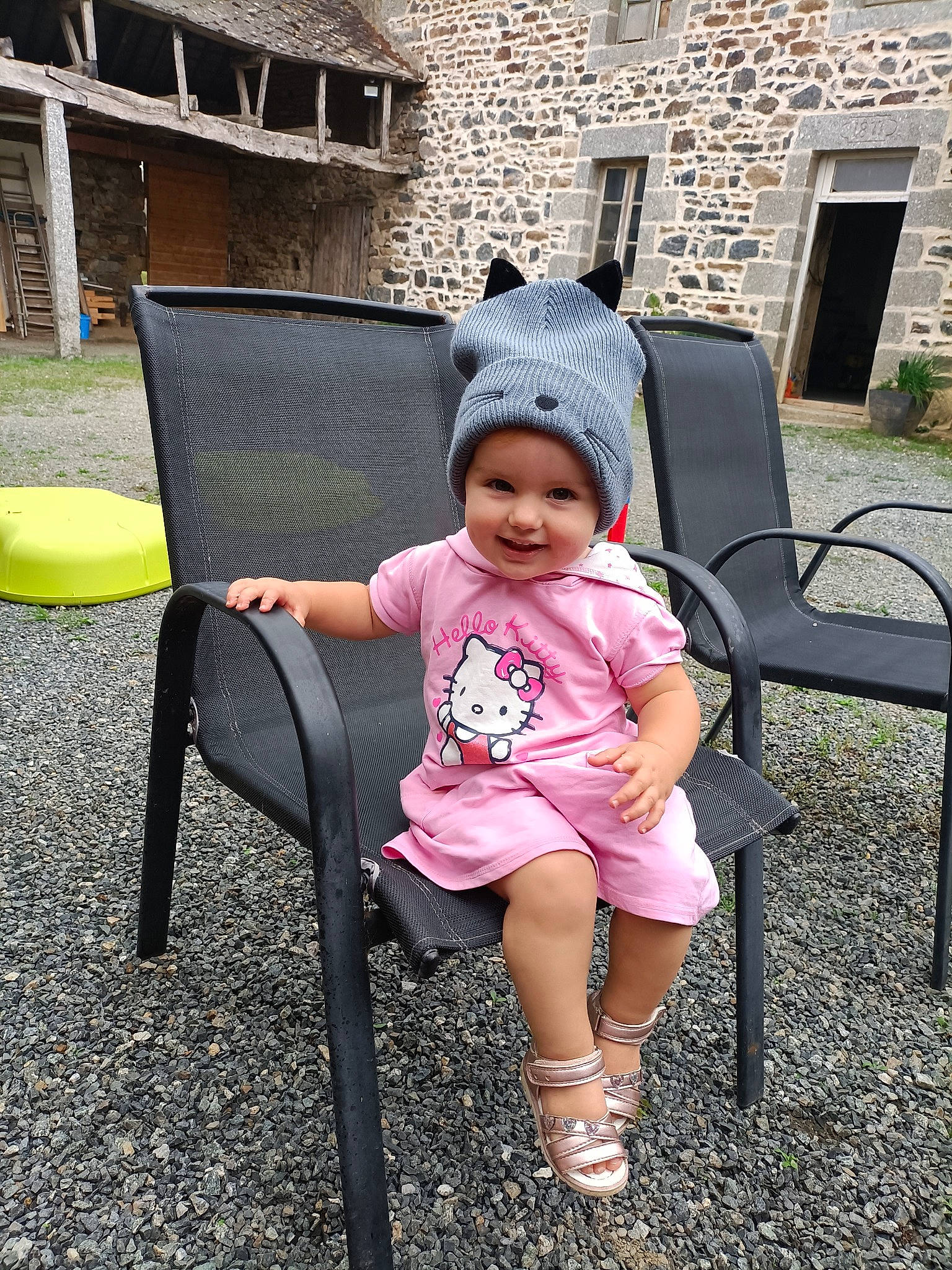 Ambre participe au concours pour gagner de l'argent avec cette photo : baby_toddler_clothing, bench, chair, child, comfort, fun, furniture, grass, hat, headwear, joy, lap, leg, leisure, magenta, outdoor_furniture, person, plant, recreation, sitting