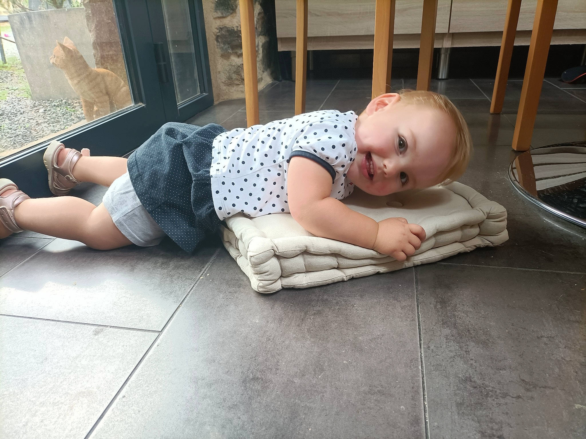 Ambre a rejoint le concours — aidez-le/la à gagner de superbes lots ! baby, baby_safety, baby_toddler_clothing, comfort, floor, flooring, foot, grass, hardwood, human_leg, knee, leg, leisure, pattern, person, sidewalk, sitting, thigh, toddler, waist