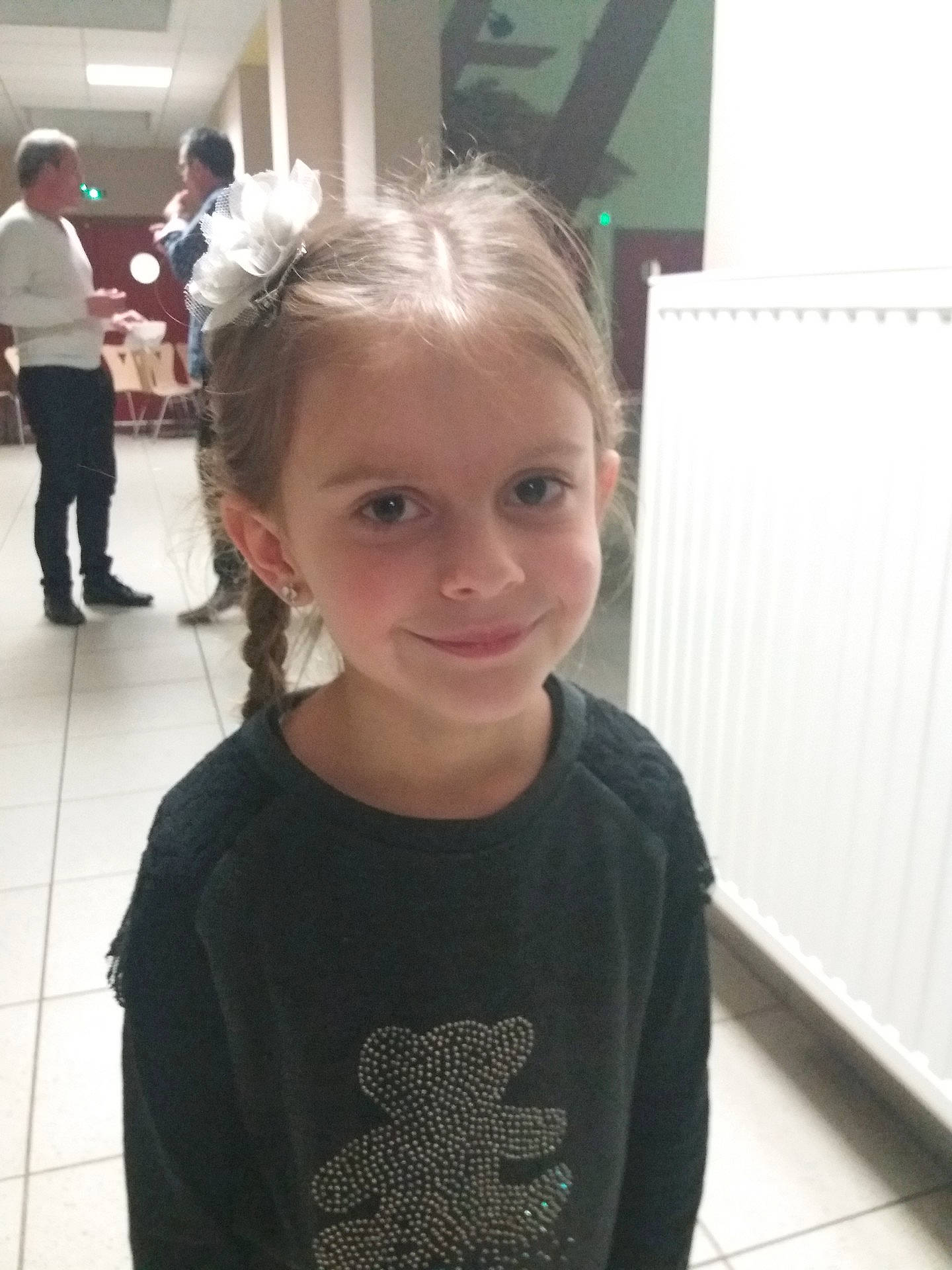 Honorine a rejoint le concours — aidez-le/la à gagner de superbes lots ! blond, brown_hair, child, child_model, day, ear, forehead, girl, hair, hair_coloring, hairstyle, head, human_hair_color, long_hair, neck, person, product, shoulder, smile, socialite