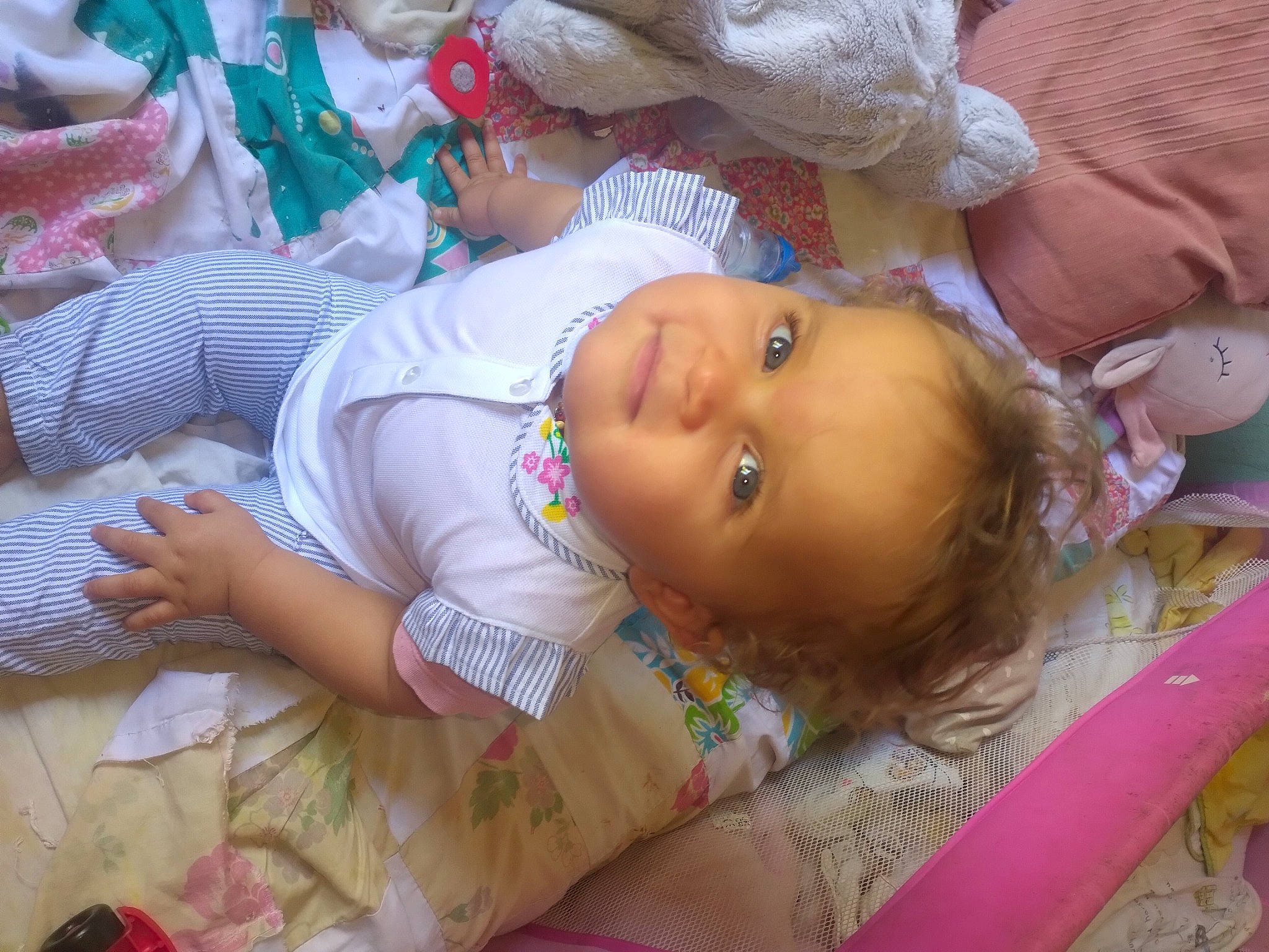 Eléana participe au concours pour gagner de l'argent avec cette photo : abdomen, baby, baby_products, baby_toddler_clothing, cheek, chest, child, eyelash, fun, grass, happy, iris, linens, lip, pattern, person, pink, room, skin, smile