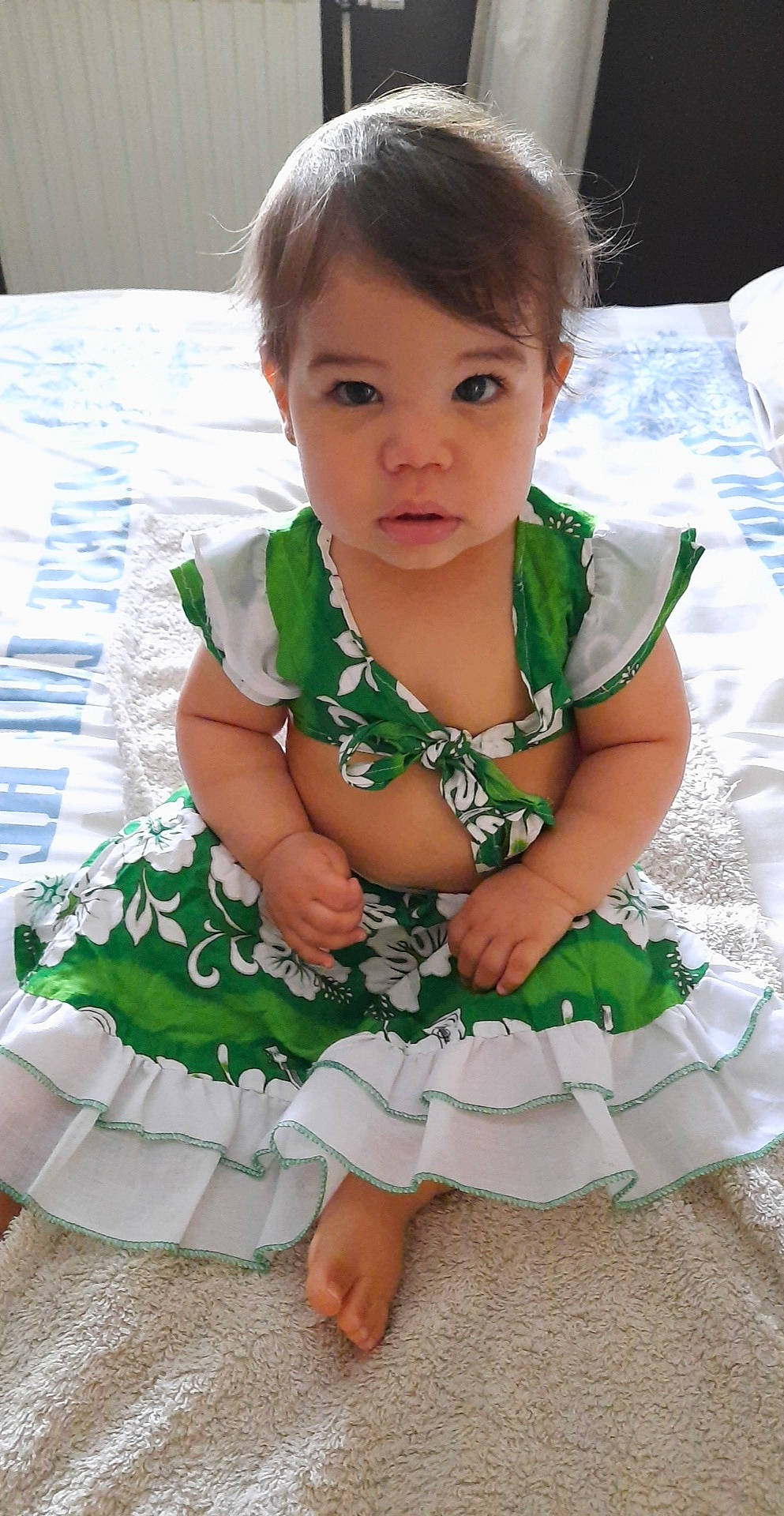 Manïlie participe au concours pour gagner de l'argent avec cette photo : baby, baby_toddler_clothing, child, dress, person, sitting, skin, smile, textile, toddler