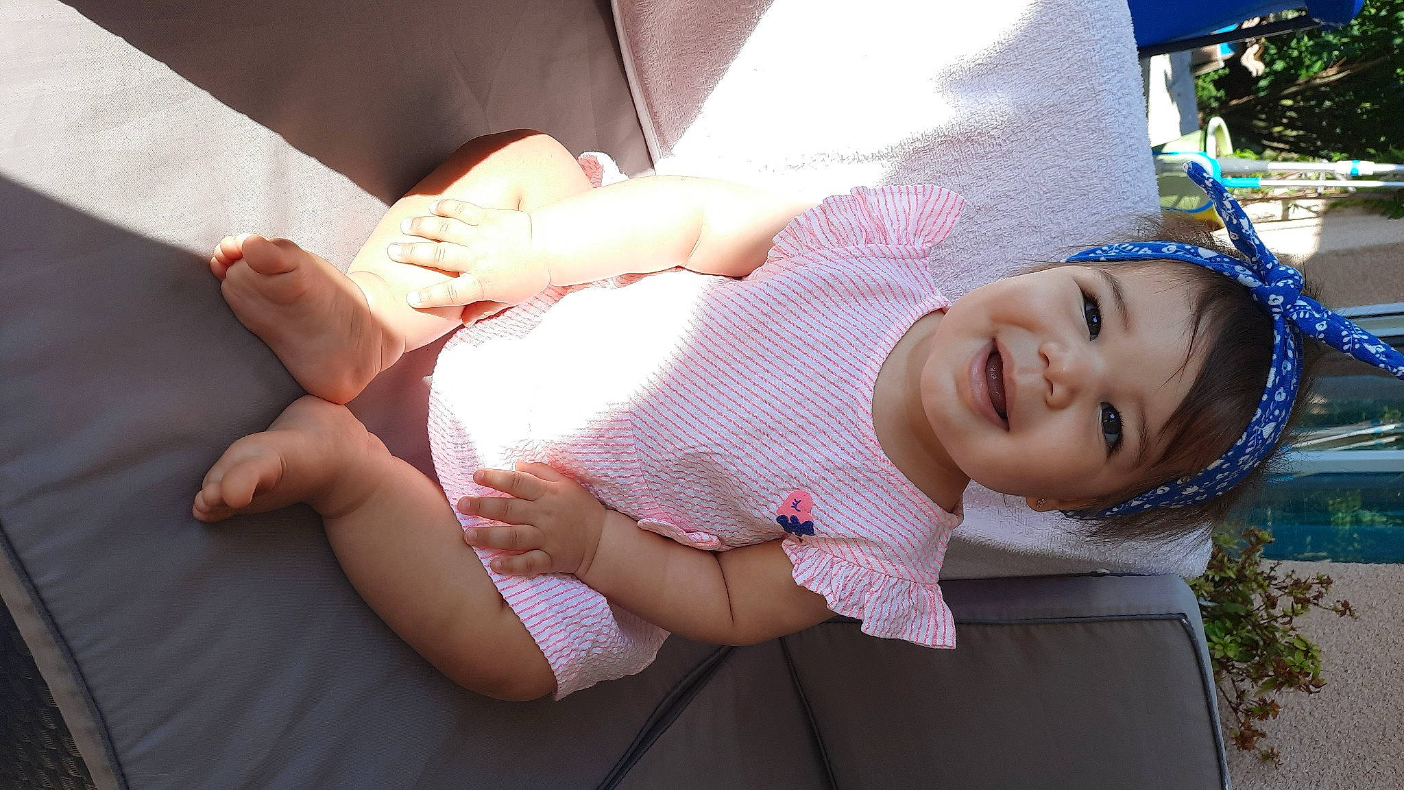 Manïlie a rejoint le concours — aidez-le/la à gagner de superbes lots ! baby, child, finger, gesture, joy, leg, person, skin, smile, toddler, trunk