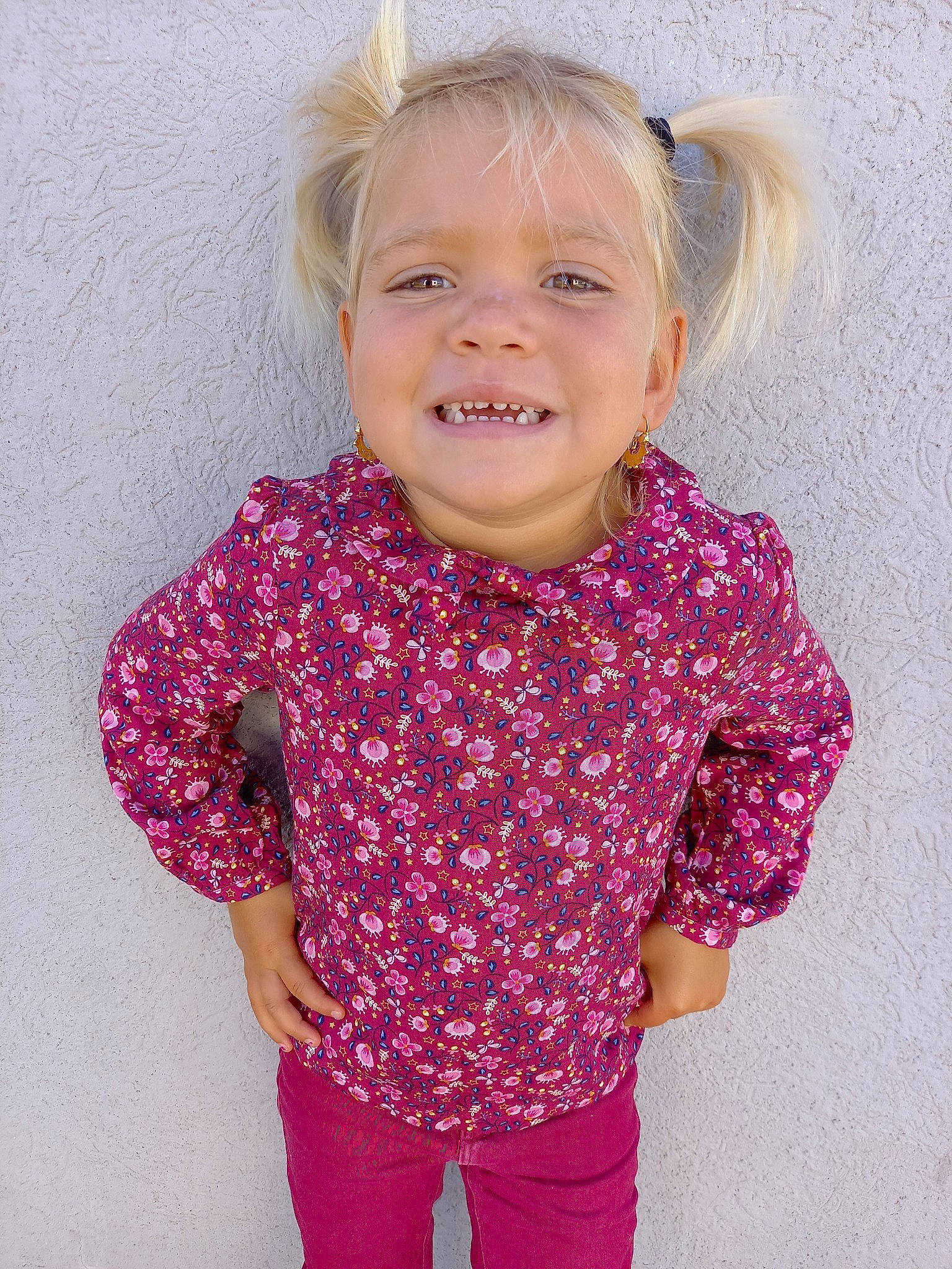 Cassandra a rejoint le concours — aidez-le/la à gagner de superbes lots ! baby_toddler_clothing, blond, cheek, child, clothing, face, facial_expression, head, joy, outerwear, pattern, person, pink, product, purple, sleeve, smile, sweater, t_shirt, toddler
