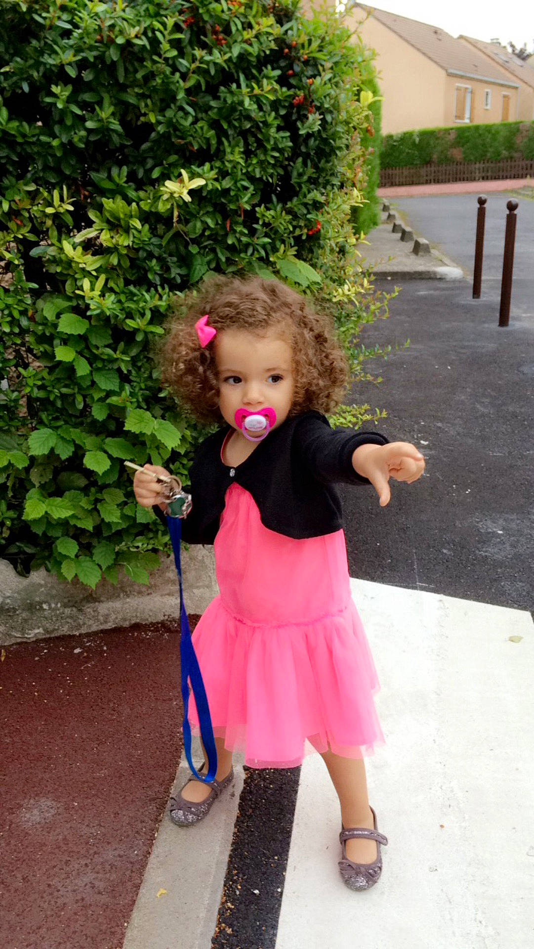 Elissa participe au concours pour gagner de l'argent avec cette photo : child, costume, fun, girl, person, pink, play, toddler, vacation