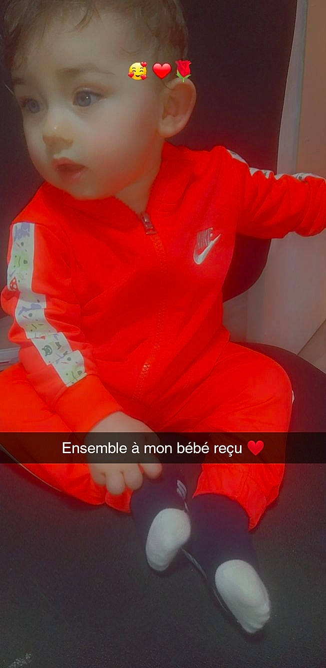 Kyara participe au concours pour gagner de l'argent avec cette photo : baby, baby_toddler_clothing, cheek, elbow, face, finger, font, happy, head, human_body, human_leg, leg, neck, nose, orange, person, sitting, sleeve, t_shirt, thigh