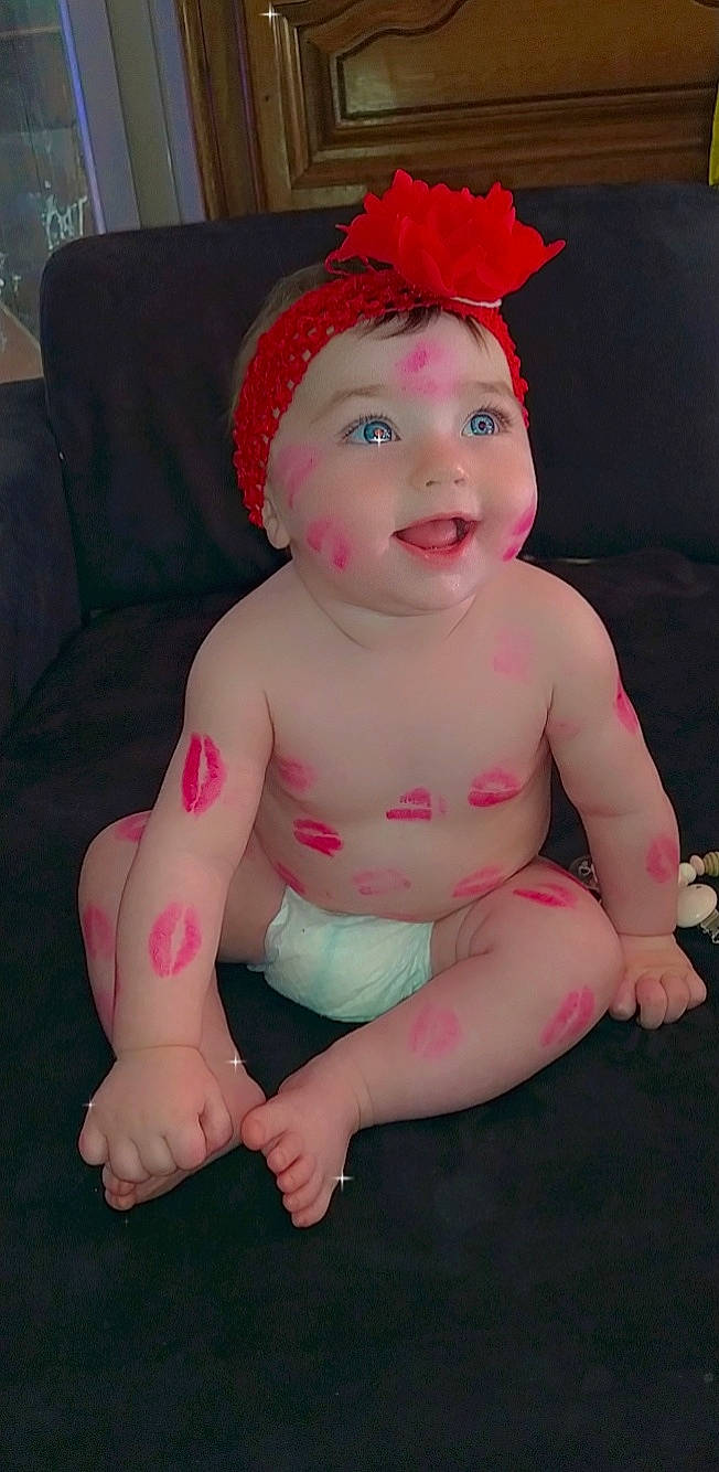 Kyara a rejoint le concours — aidez-le/la à gagner de superbes lots ! baby, baby_toddler_clothing, cap, cheek, chest, chin, eye, face, finger, happy, hat, head, headgear, human_body, lip, mouth, pink, skin, smile, toddler
