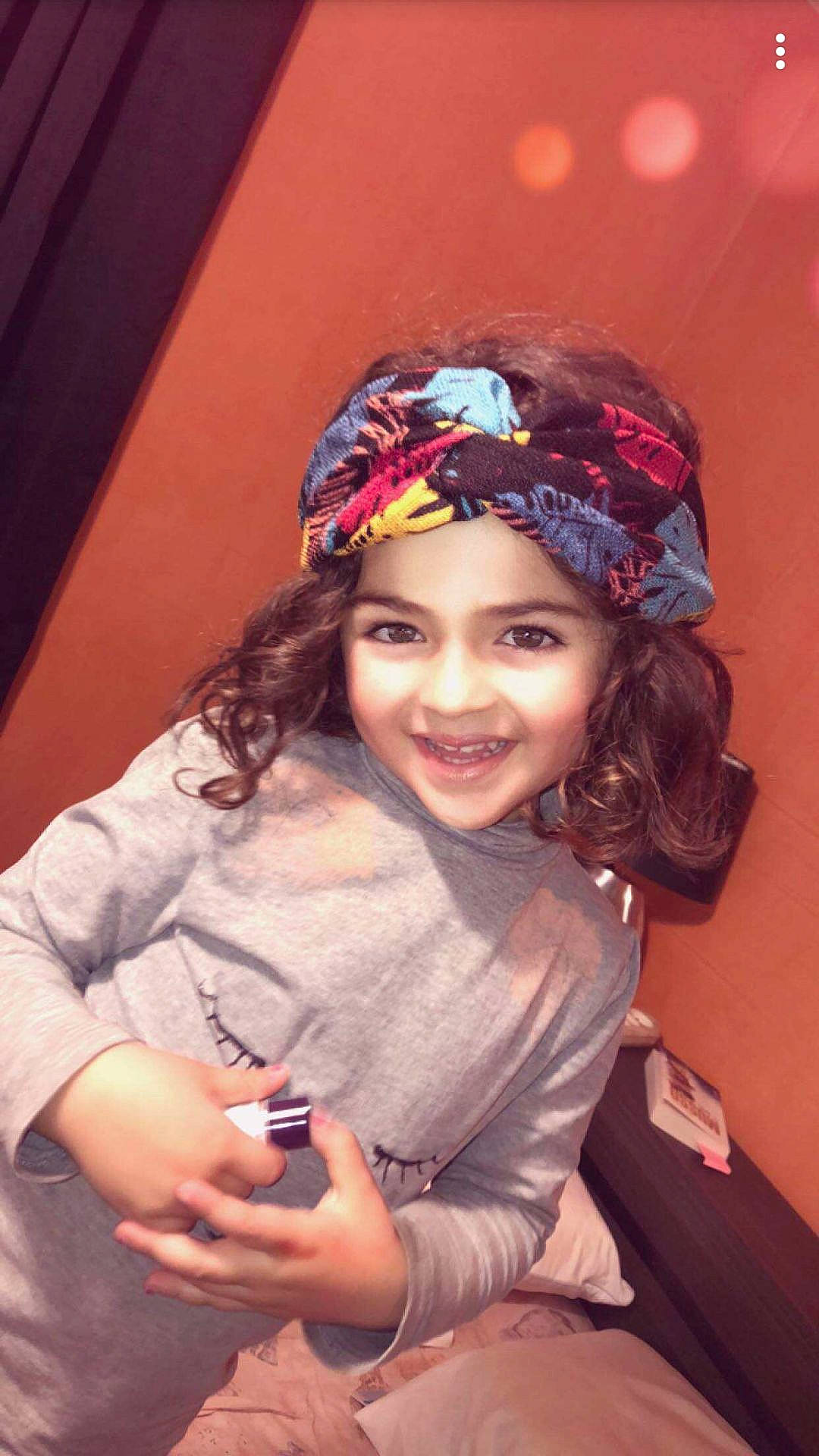 Firdaws participe au concours pour gagner de l'argent avec cette photo : beauty, child, child_model, cool, fashion_accessory, girl, hair_accessory, hairstyle, headband, headgear, headpiece, jewellery, joy, person, pink, product, smile