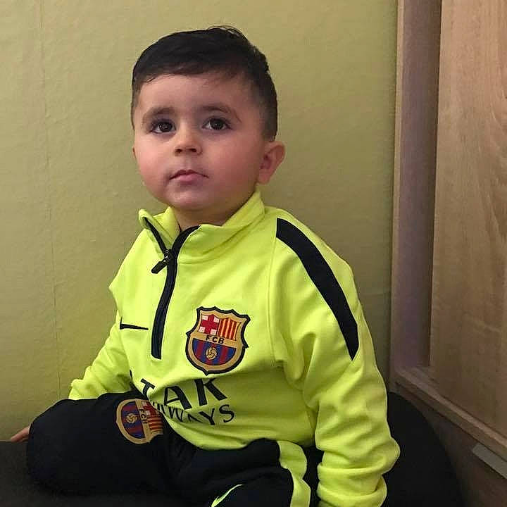 Zakariya participe au concours pour gagner de l'argent avec cette photo : boy, child, day, human, jacket, neck, outerwear, person, product, sleeve, smile, t_shirt, toddler, uniform, yellow