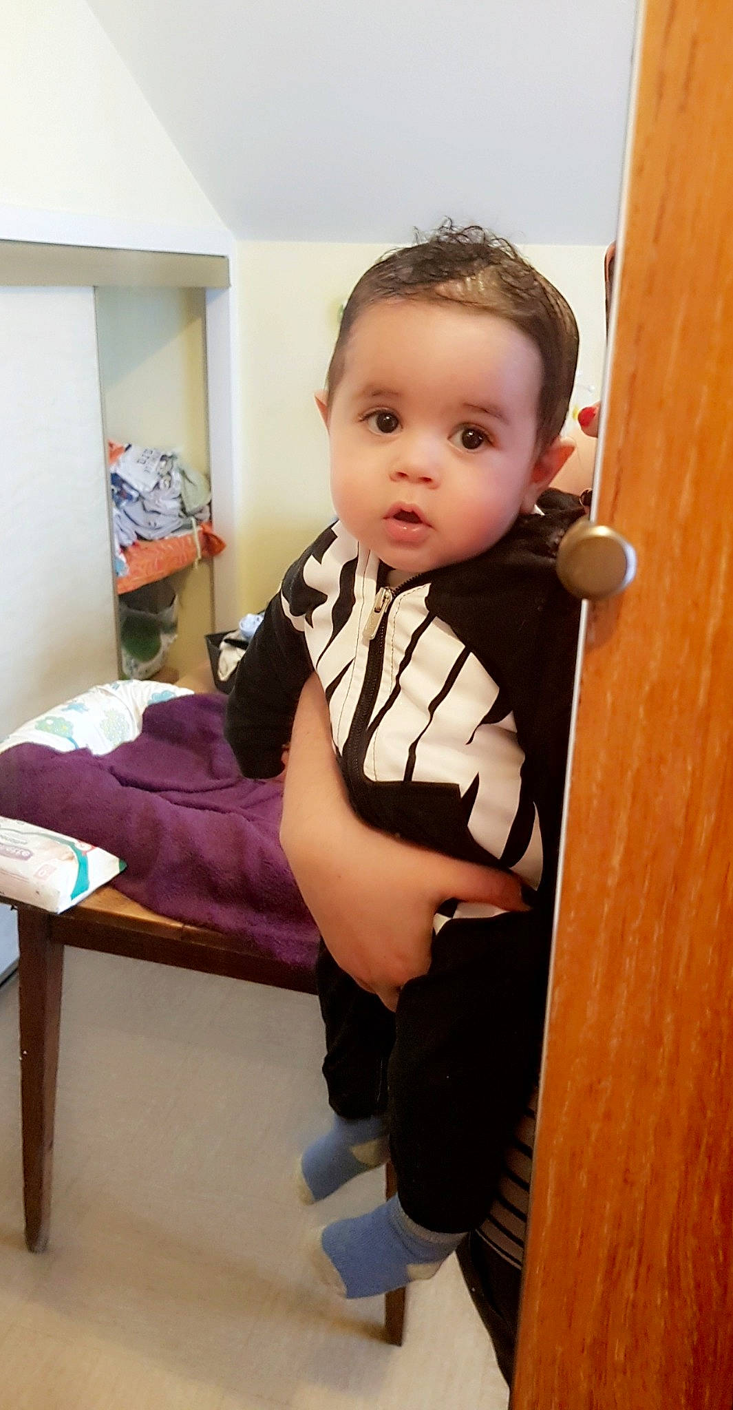 Yacine a rejoint le concours — aidez-le/la à gagner de superbes lots ! baby, baby_toddler_clothing, cheek, child, furniture, leg, person, sitting, toddler